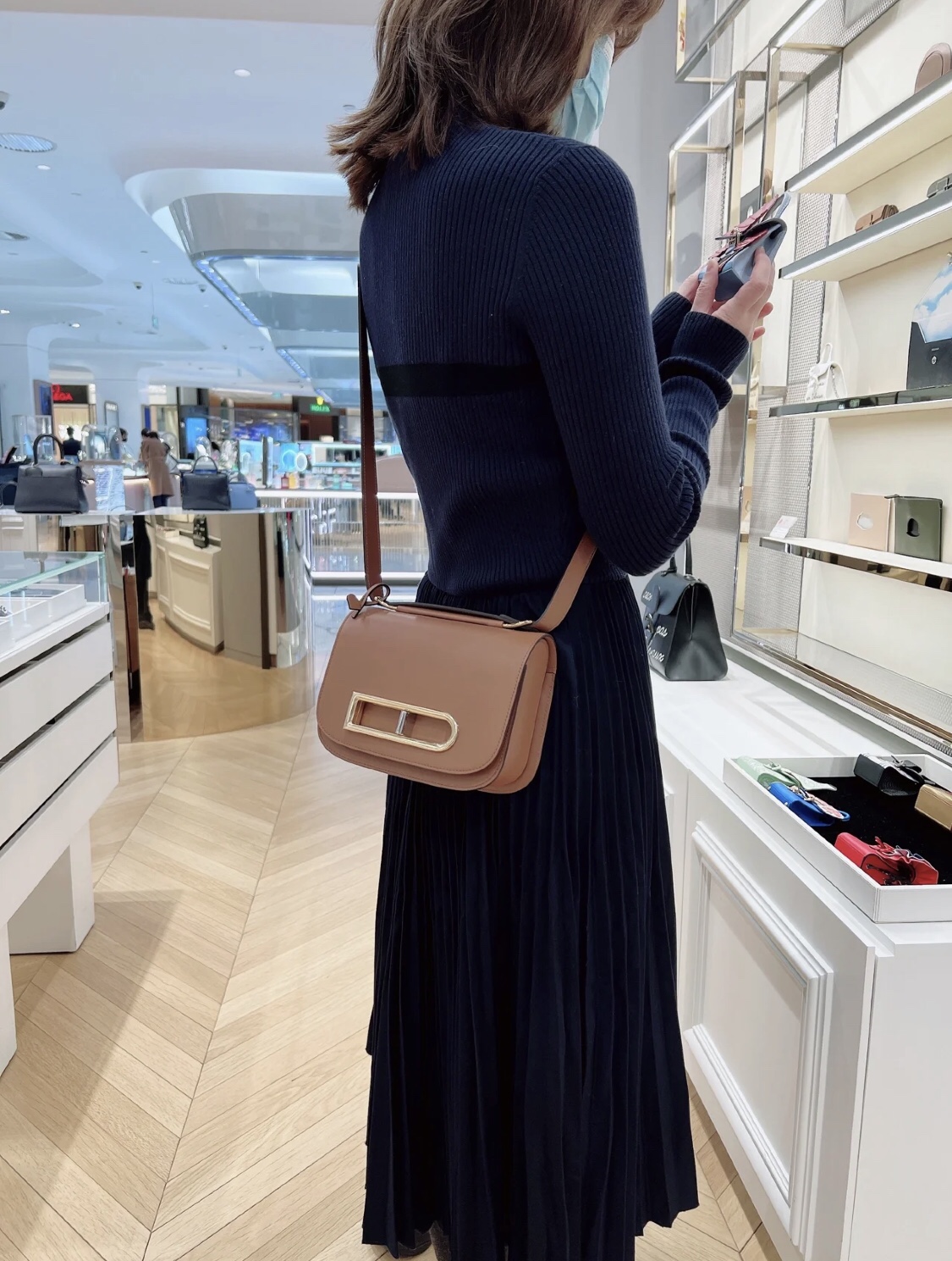 델보 크로스바디백 브라운